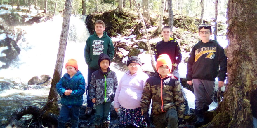 Elm River school kids posing for a picture at the bottom of the Wyandotte water falls in early spring 2023.