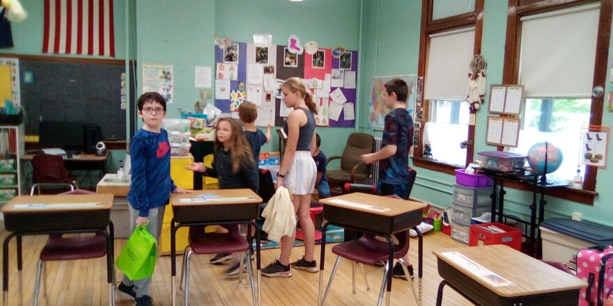 Kids from Elm River school visit Arvon school and take a tour.